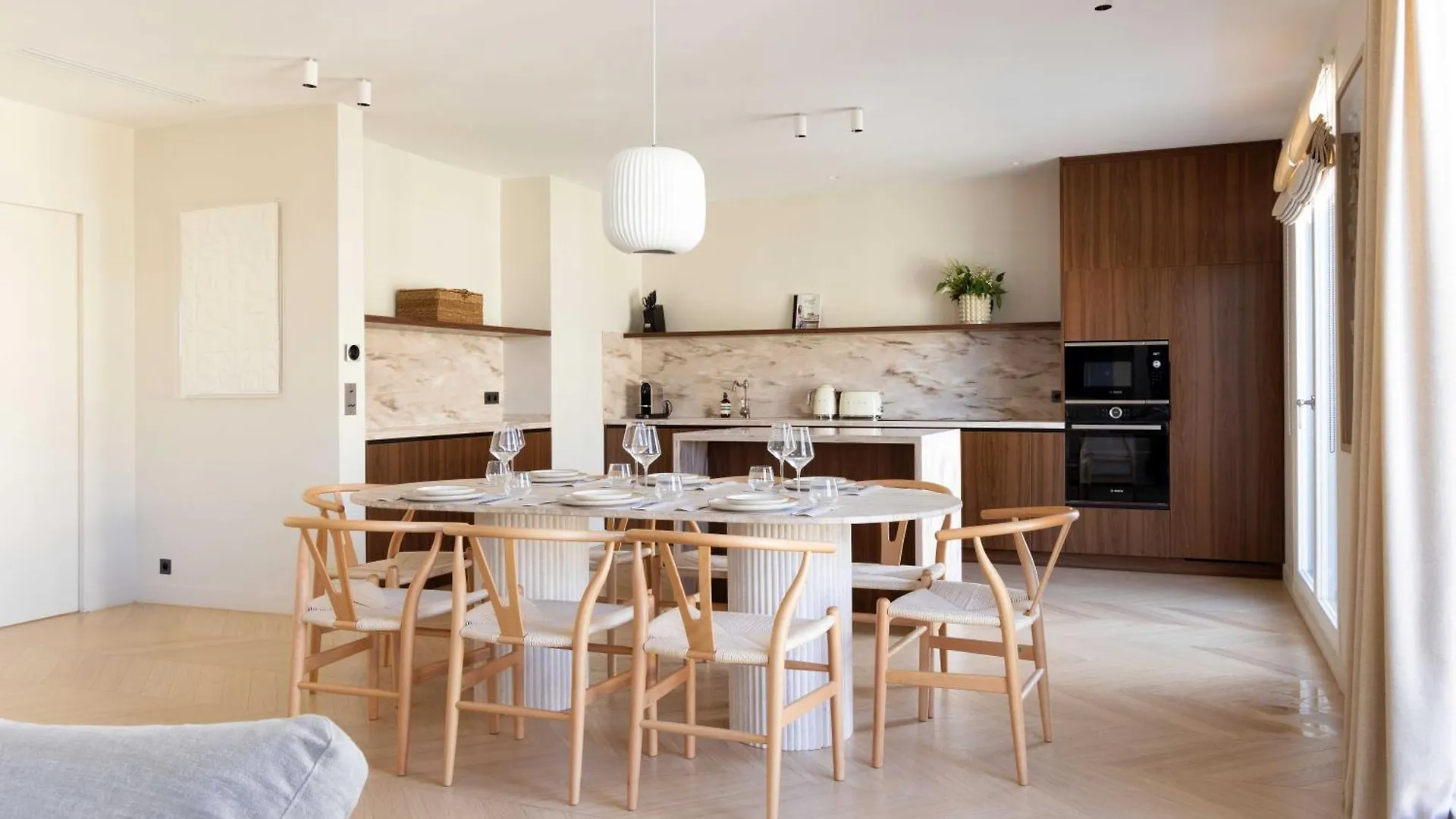 Spacious & Modern - Eiffel Tower Apartment