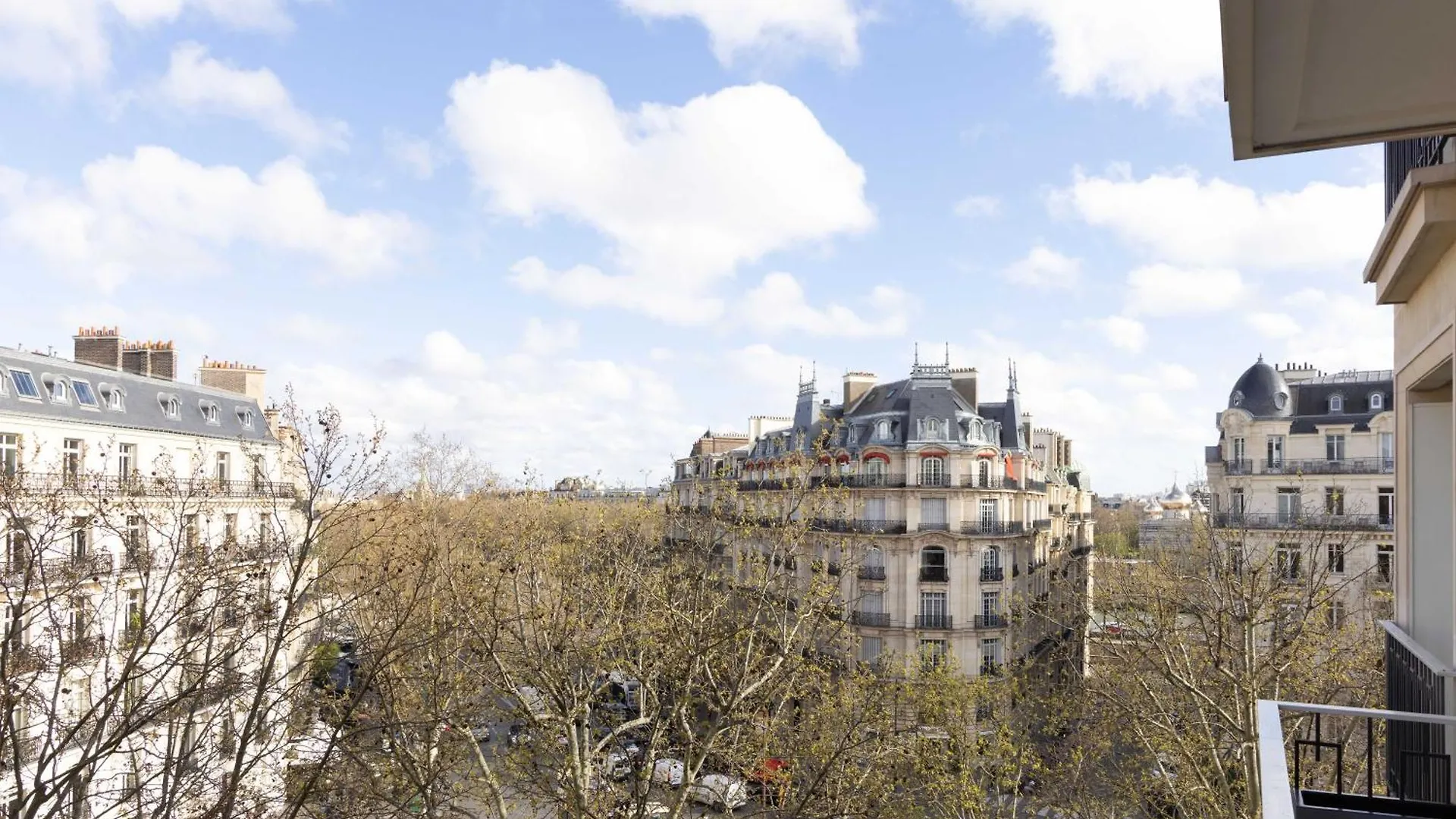 Spacious & Modern - Eiffel Tower Apartment